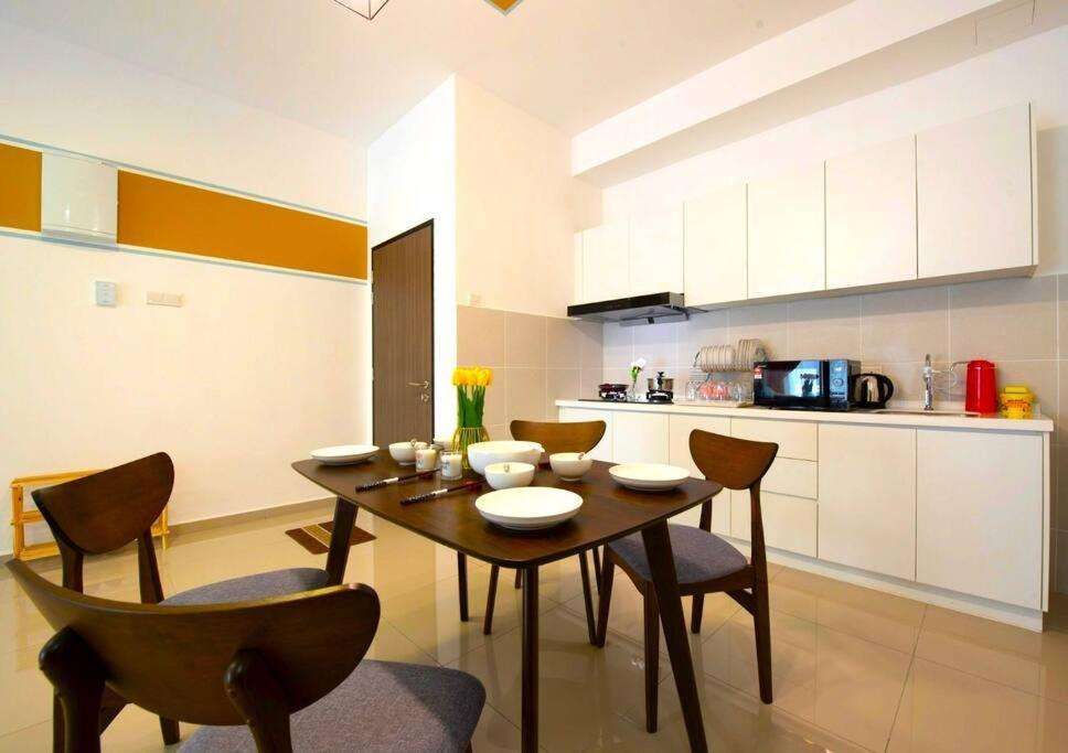 Melacca 3 Bedroom Family Suite-5min To Jonker#14pax * Kampong Tambak